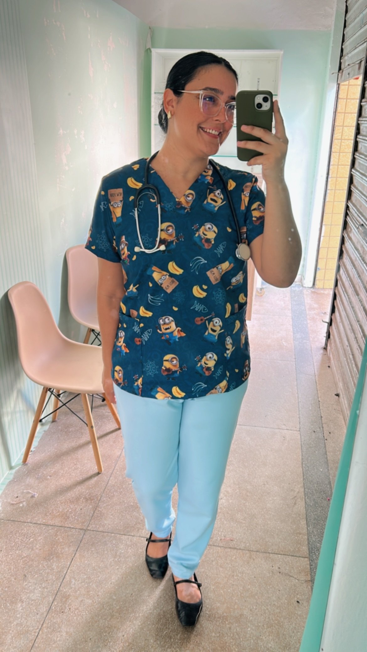 Pijama Hospitalar com Estampa Minions Marinho - Imagem 2