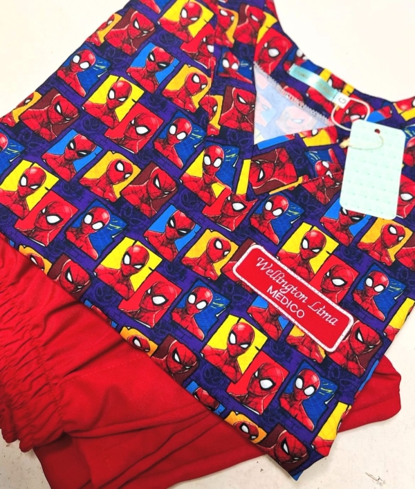Pijama Hospitalar com estampa Homem-Aranha