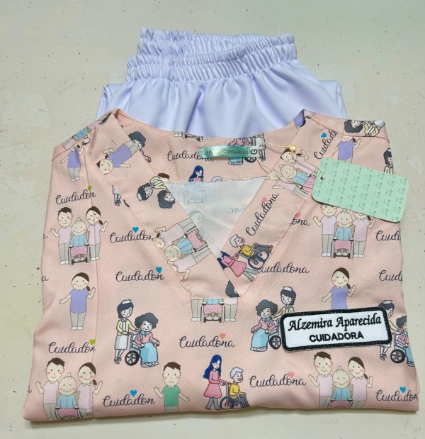 Pijama Hospitalar com estampa Cuidadora (fundo Rosé)