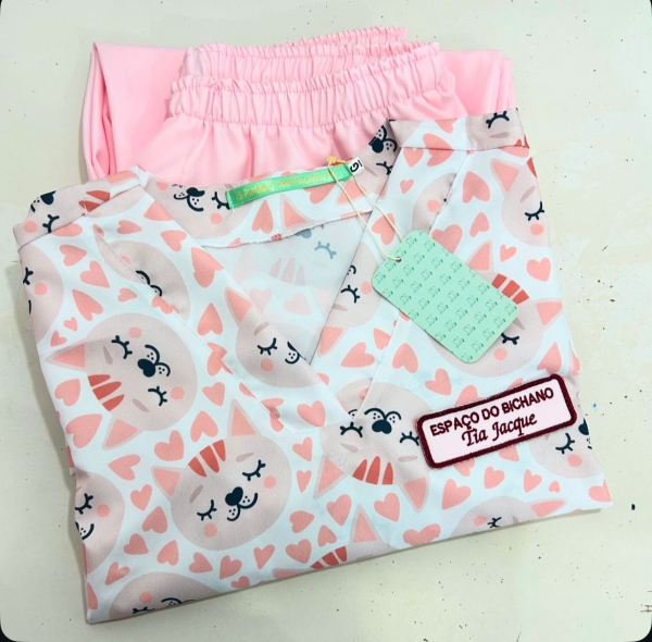 Pijama Hospitalar com estampa Gatinhos + corações