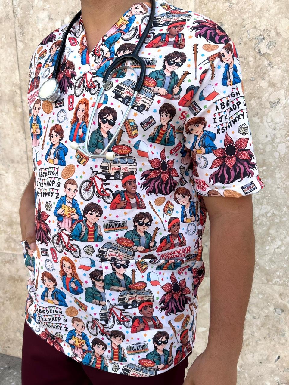 Pijama Hospitalar com Estampa Stranger Things