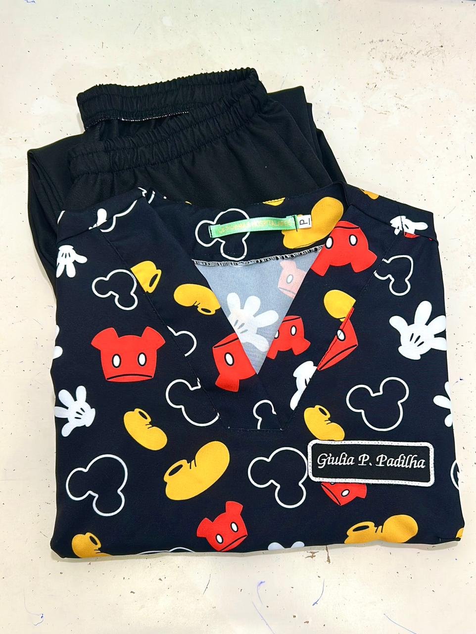 Pijama Hospitalar com Estampa Mickey (fundo preto)